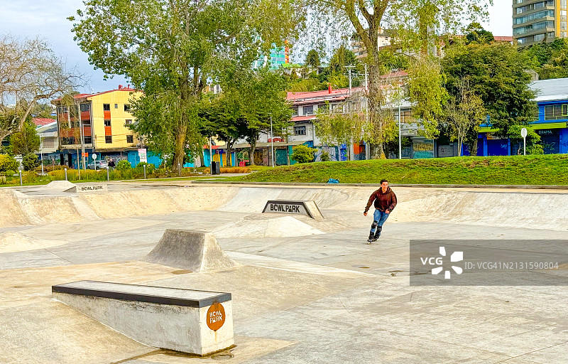 年轻男人在蒙特港碗公园玩轮滑图片素材