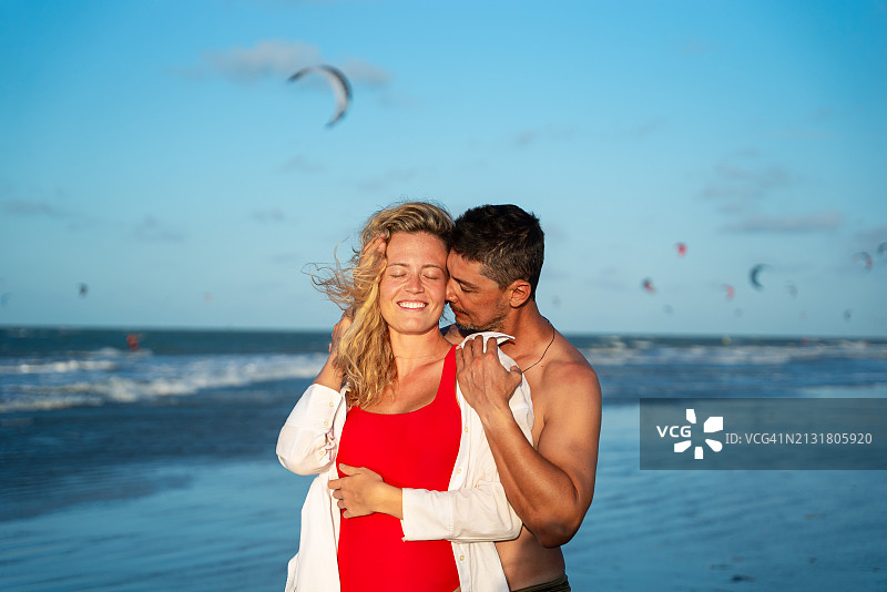 在巴西海滩上玩耍的情侣图片素材