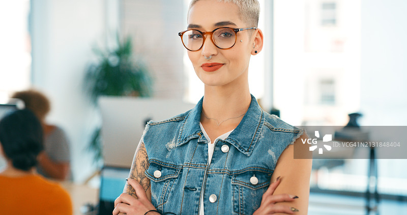 办公室自信女性的创意眼镜肖像图片素材
