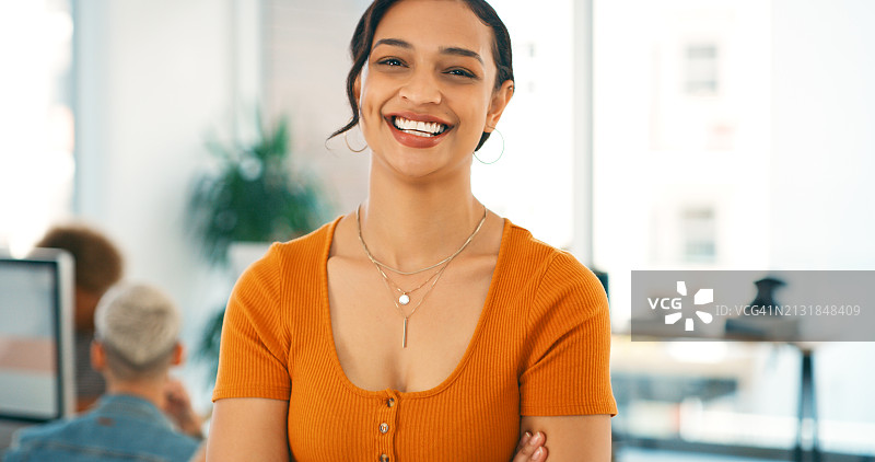 办公室里充满自信的商务女性图片素材