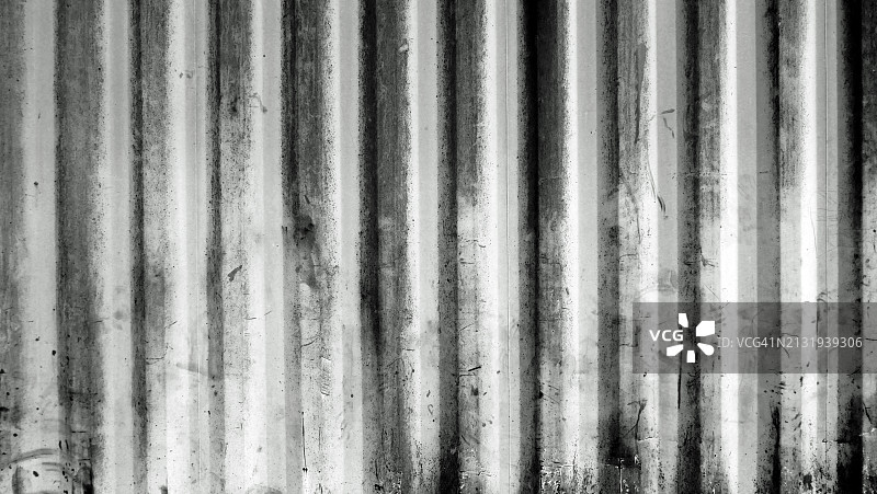 巴黎的瓦楞金属集装箱黑白特写图片素材