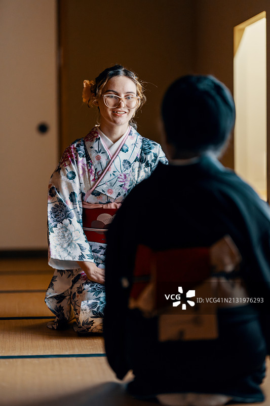 日本一位女游客在神社尝试和服体验图片素材