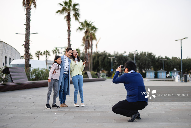 在斯洛文尼亚科佩尔的家庭合影图片素材