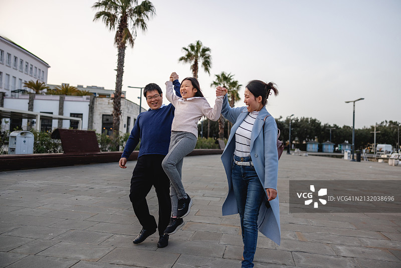 在斯洛文尼亚科佩尔度假的欢乐家庭图片素材