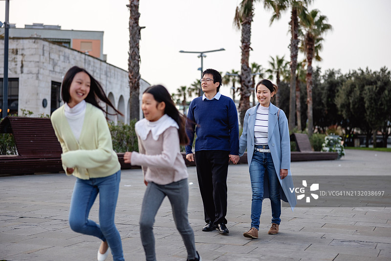 快乐的家庭在斯洛文尼亚科佩尔度假图片素材