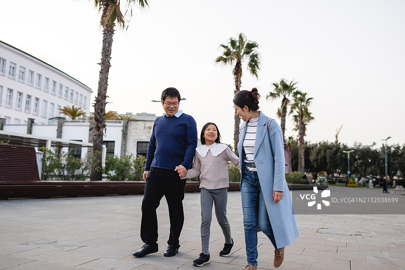 在斯洛文尼亚科佩尔游玩的游客家庭图片素材