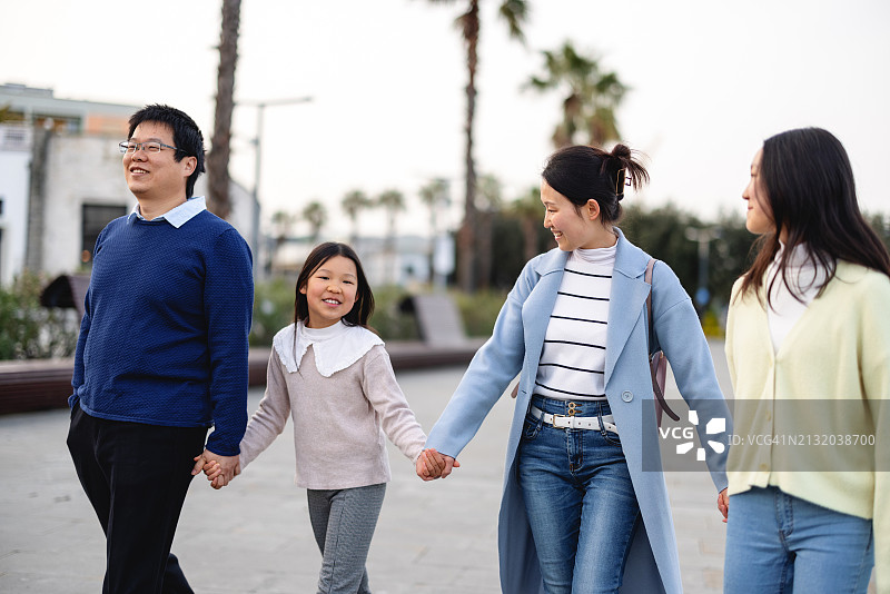 全家在斯洛文尼亚科佩尔享受散步图片素材