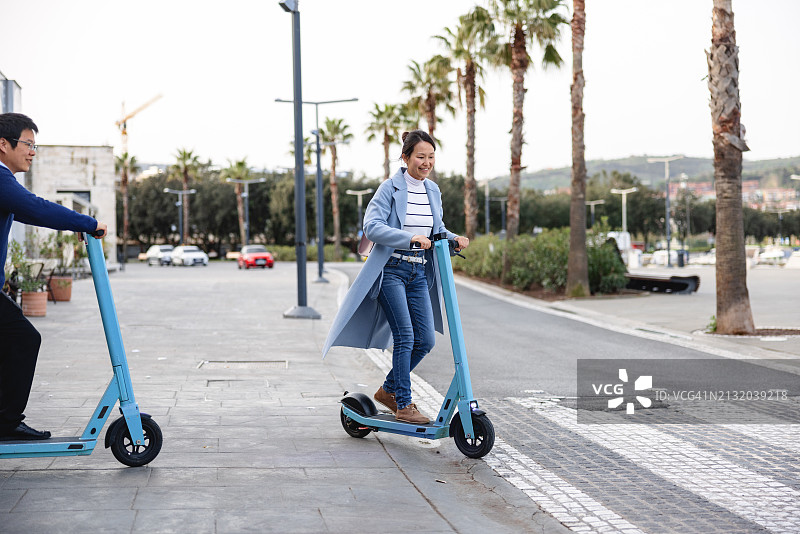 游客在海边享受电动滑板车图片素材