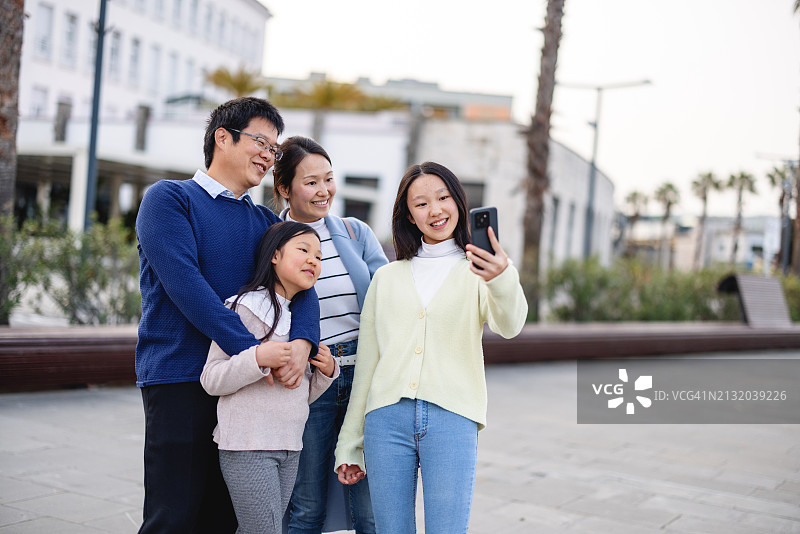 亚洲家庭在斯洛文尼亚科佩尔观光图片素材