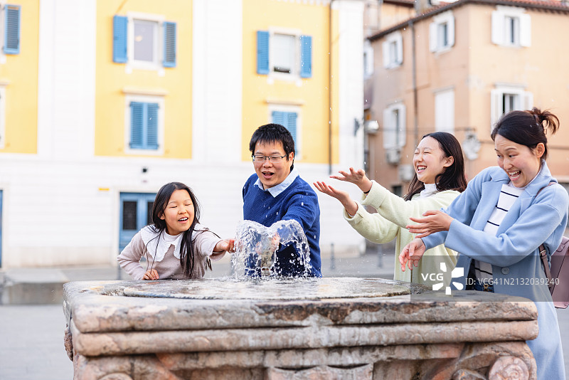 中国家庭在斯洛文尼亚科佩尔观光图片素材