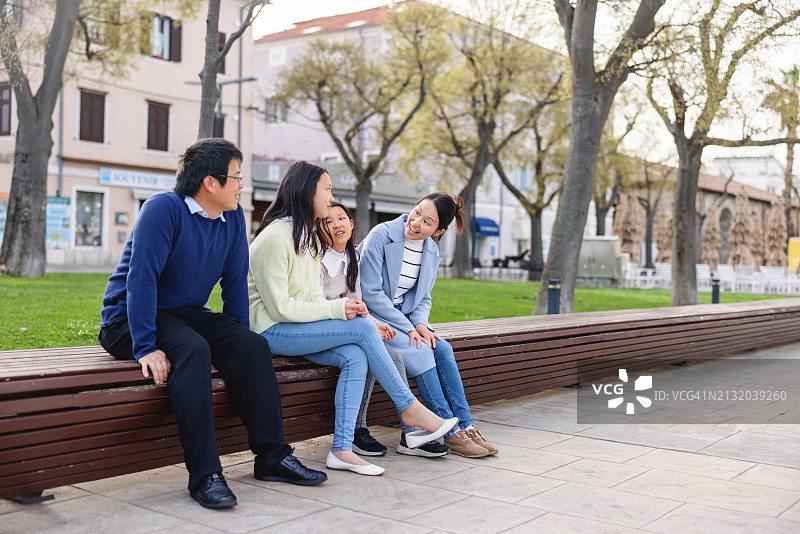 一家人在户外公园共度美好时光图片素材