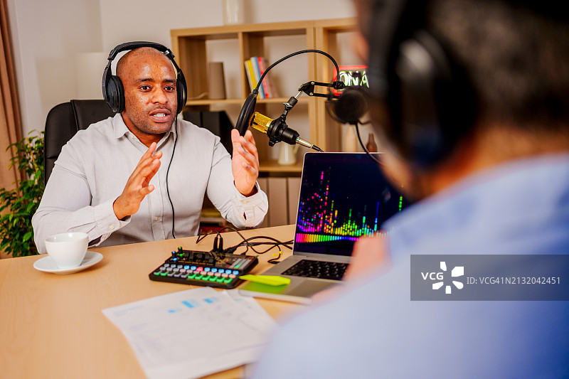 两个中年男人录制播客图片素材