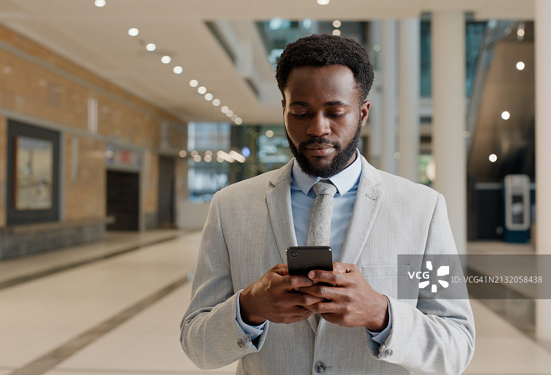 在办公室用手机的商务黑人图片素材