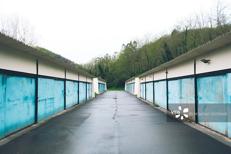 车库区空荡荡的街道图片素材