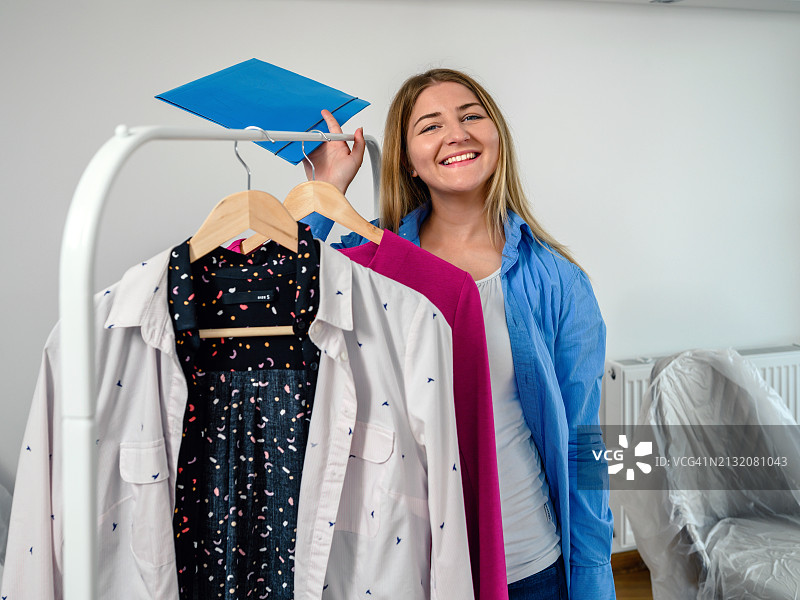 年轻女人在新家微笑图片素材