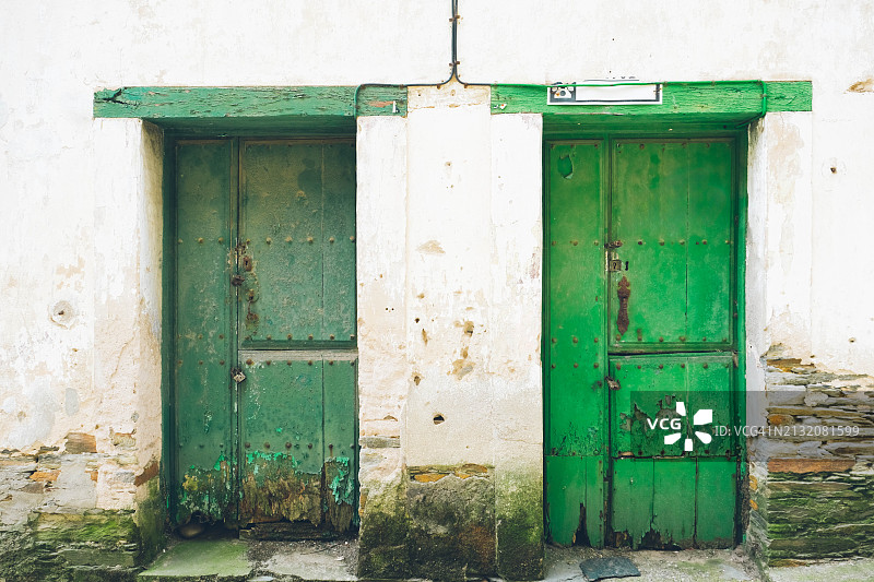 联排别墅中的两扇旧木门图片素材