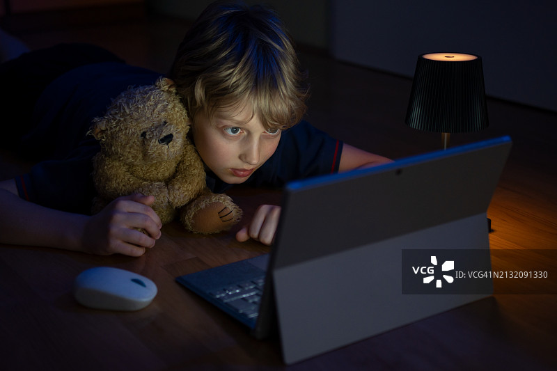 带笔记本电脑的男孩图片素材