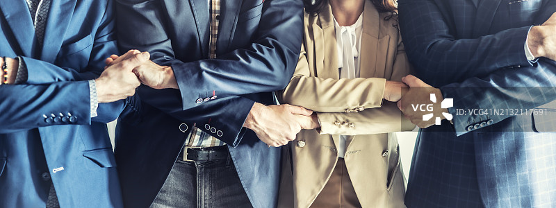 创意团队会议上齐心协力，团结协作图片素材