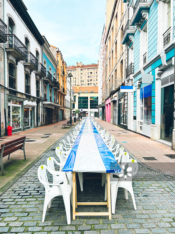 配有长桌和椅子的街道视角图片素材