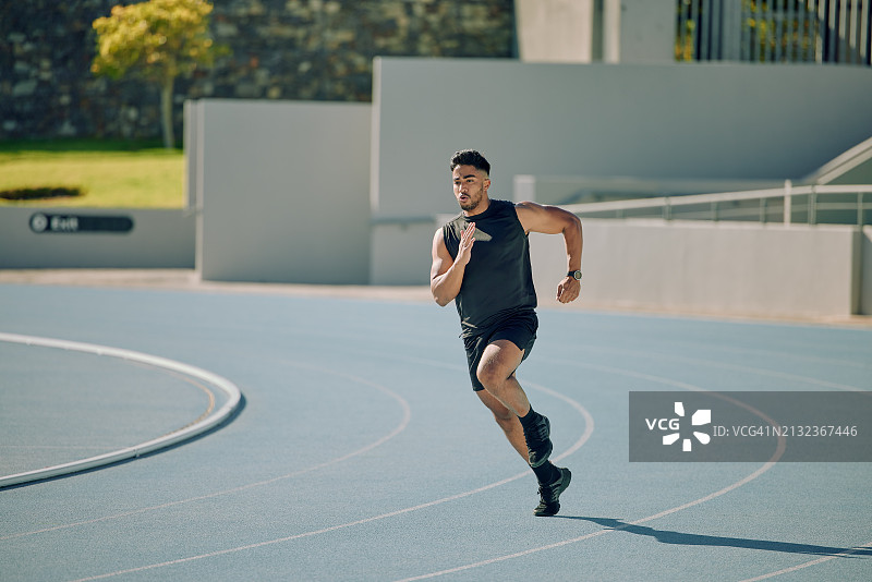 在体育场锻炼的跑步运动员图片素材