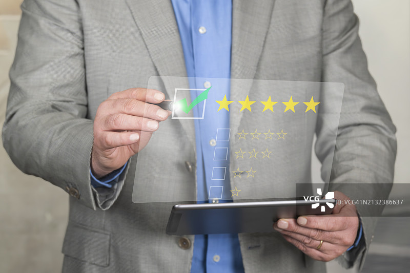 商人在虚拟屏幕上给予五星好评，服务体验满意度反馈图片素材