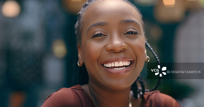 黑人女性的微笑面容：护肤、美妆与健康图片素材