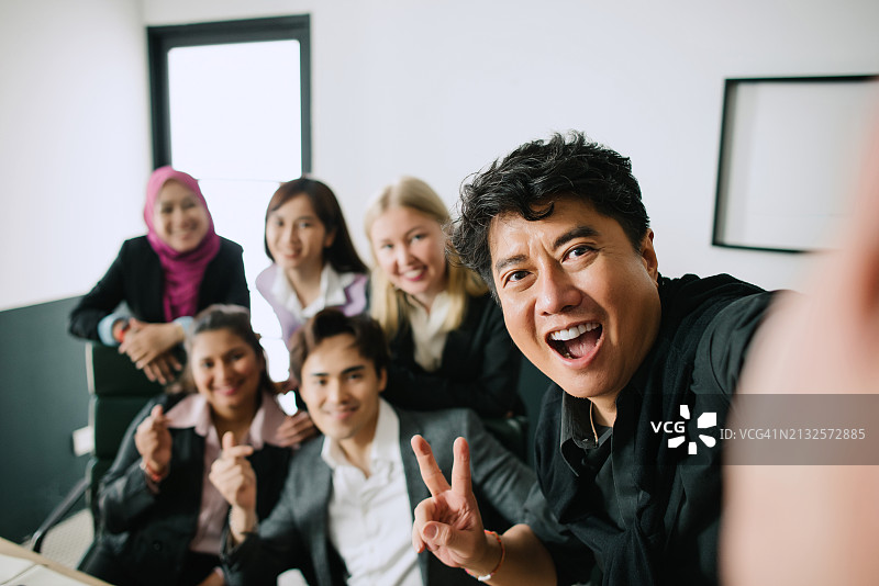 亚洲商务人士自拍。图片素材