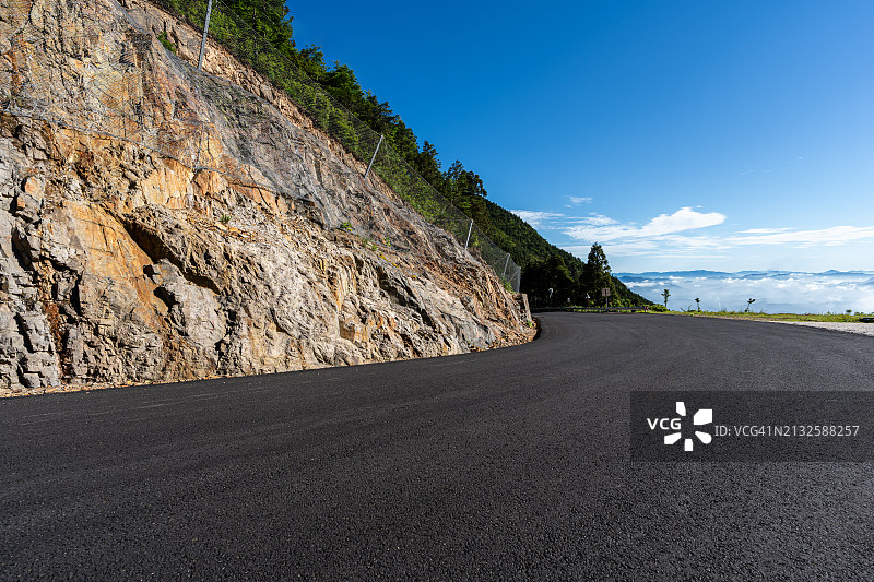 山中的沥青路图片素材