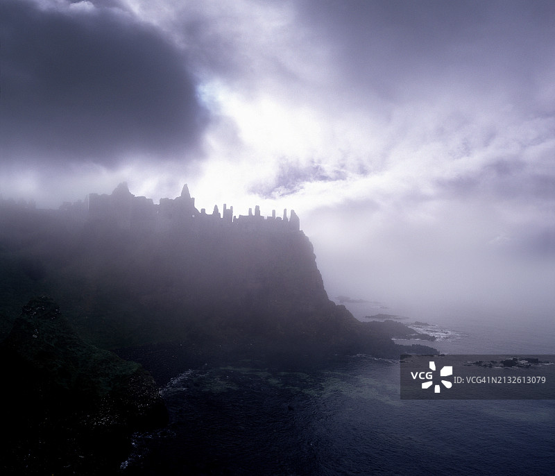 北爱尔兰安特里姆郡堤道海岸的邓路斯城堡图片素材