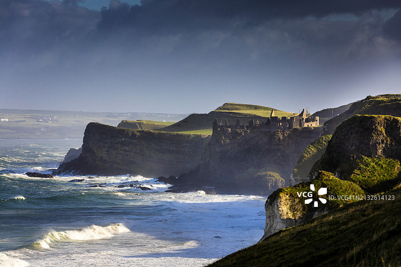 北爱尔兰安特里姆郡堤道海岸的邓路斯城堡图片素材