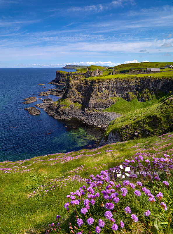 北爱尔兰安特里姆郡堤道海岸的邓路斯城堡图片素材