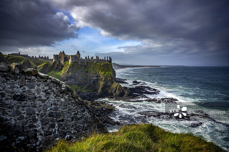 北爱尔兰安特里姆郡堤道海岸的邓路斯城堡图片素材