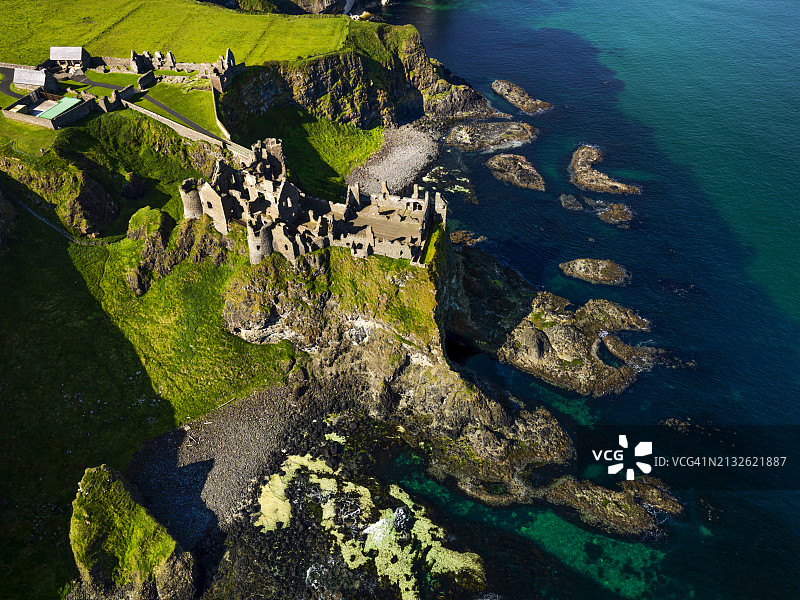 北爱尔兰安特里姆郡巨人堤道海岸邓路斯城堡鸟瞰图图片素材