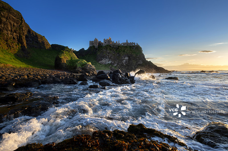 安特里姆郡考斯韦海岸邓路斯城堡日落图片素材