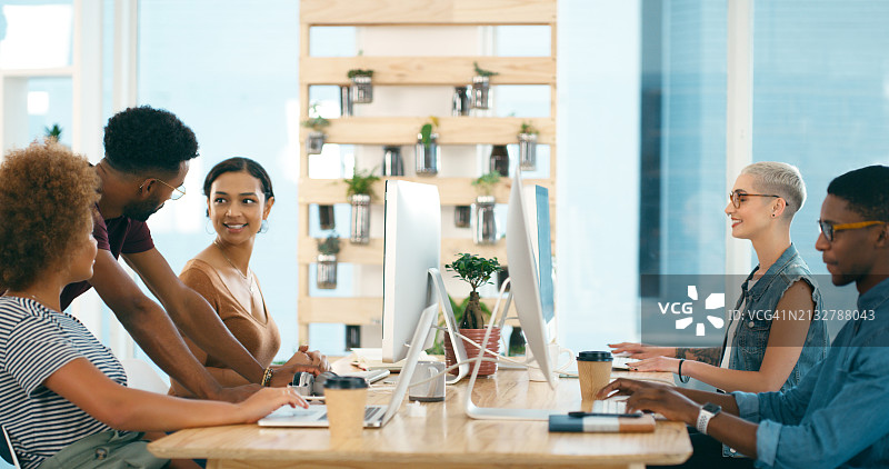 创意公司：商务人士在会议上讨论规划、研究和反馈，团队通过数字技术沟通协作图片素材