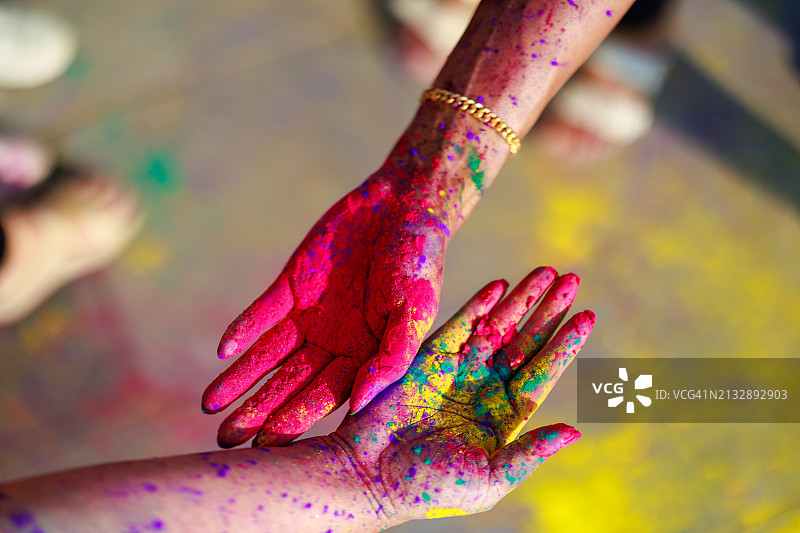 洒红节上涂满彩色粉末的双手图片素材