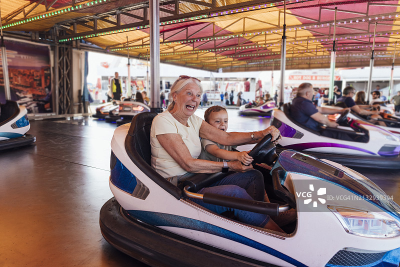 惊喜碰碰车图片素材