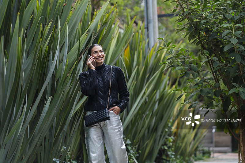 拉丁美洲女人在波哥大街头享受户外时光图片素材