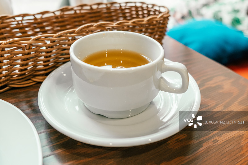 咖啡馆桌子上的茶杯图片素材