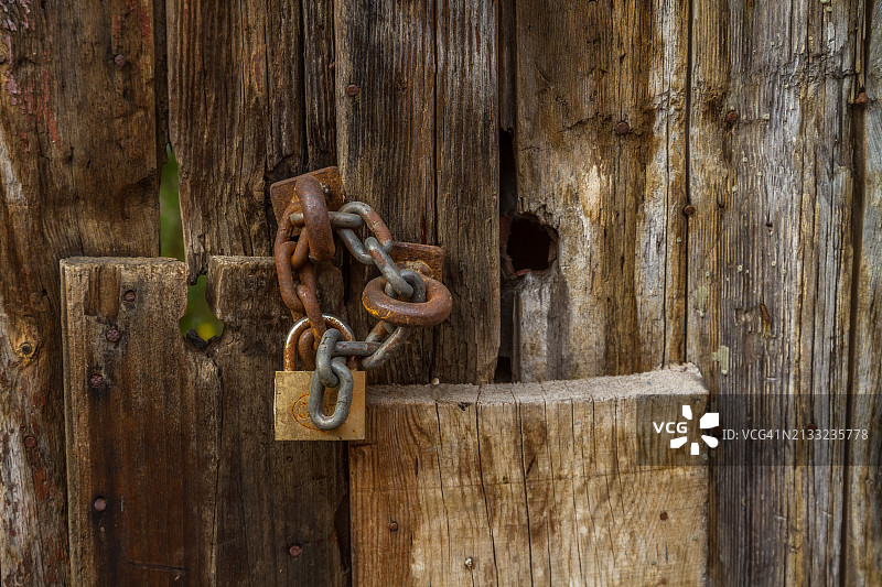 用链条和挂锁锁住的木门图片素材