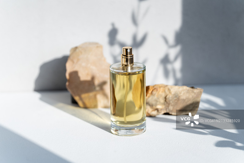 白色桌子上展示的透明香水瓶图片素材