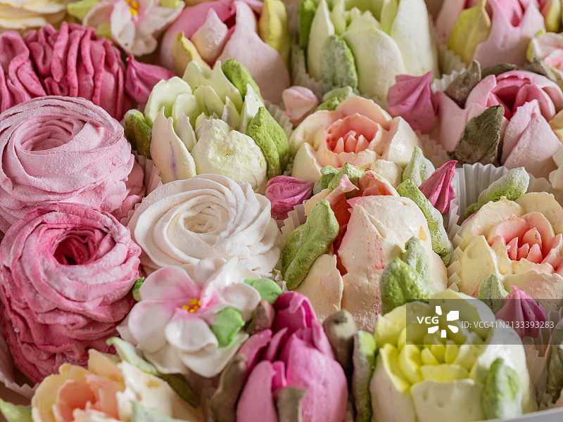 粉色和黄色玫瑰花形糕点特写图片素材