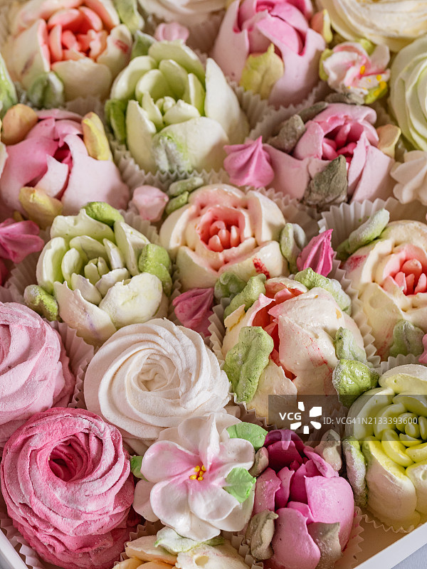 粉色和黄色玫瑰花形糕点特写图片素材
