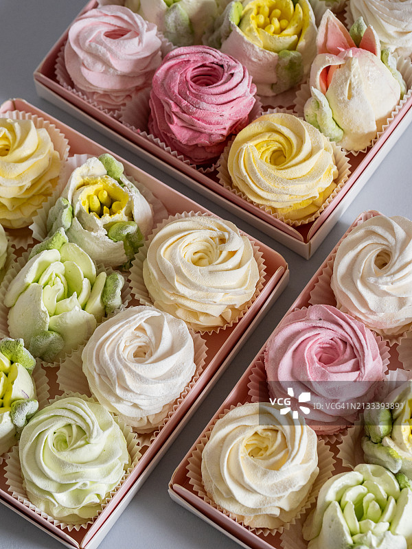 粉色盒子里优雅的彩色糖果图片素材