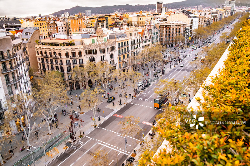 从上方拍摄的巴塞罗那格拉西亚大道与高迪建筑图片素材