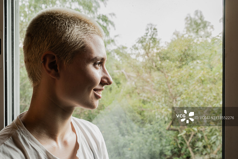 年轻女子在家中沉思图片素材