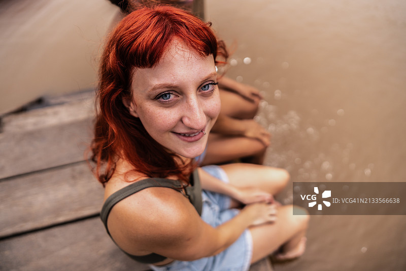 甲板边缘的年轻女子肖像图片素材