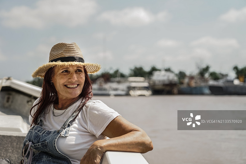 年长的女士乘船游河图片素材