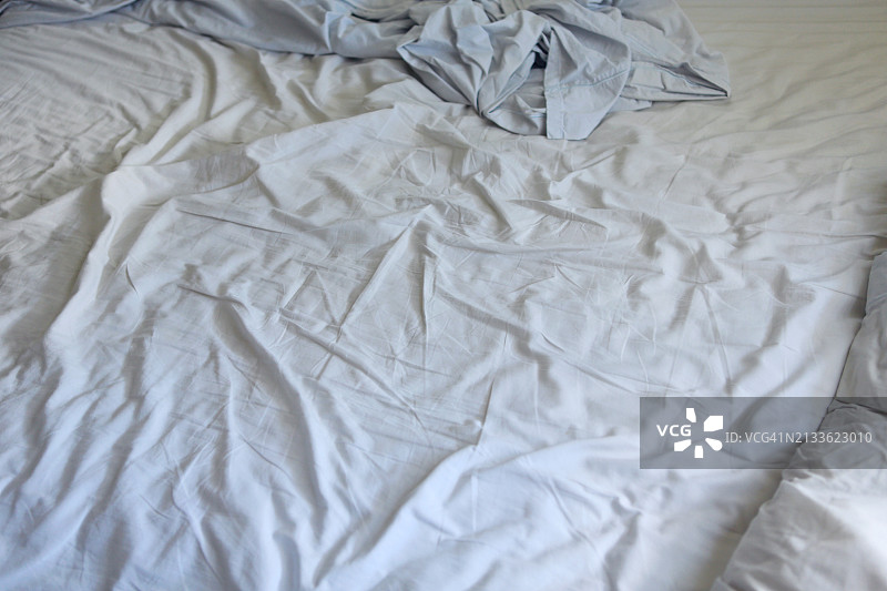 凌乱的床铺，干净的床单图片素材