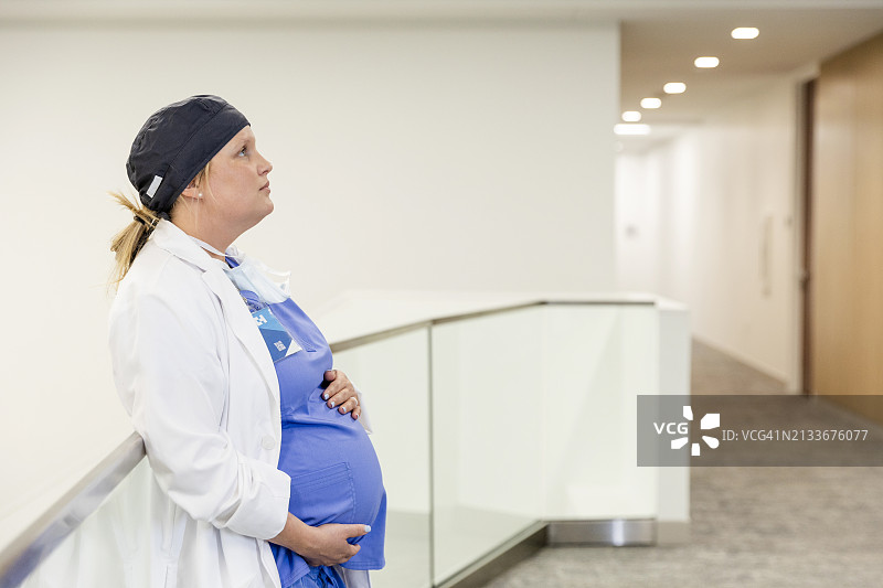 妊娠晚期：怀孕外科医生因宫缩而放慢工作节奏图片素材